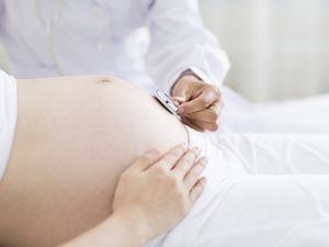 医生在孕妇的浴室里