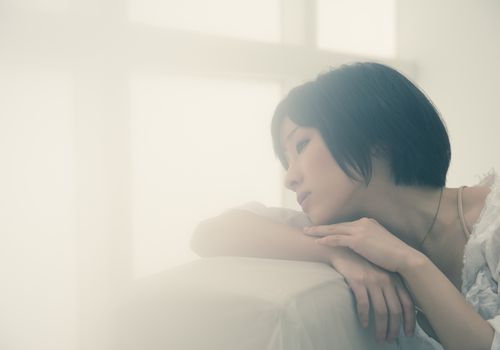 一个女人坐在沙发上