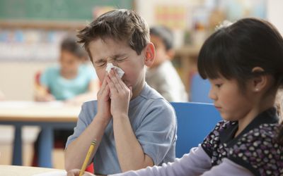 白人男孩在教室里擤鼻涕