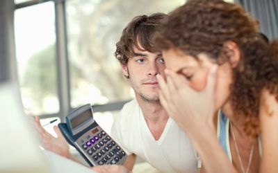 一对夫妇担心如何支付试管婴儿的费用