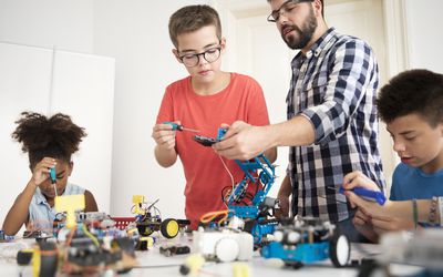 孩子们在机器人STEM项目上工作