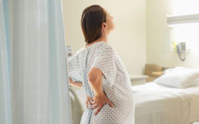 一个女人把她的房间放在家里。