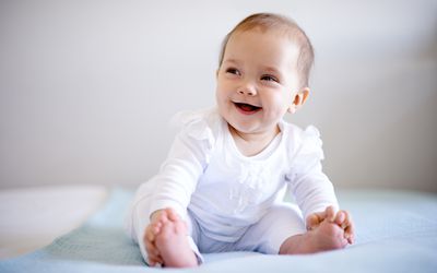 婴儿坐在毯子上