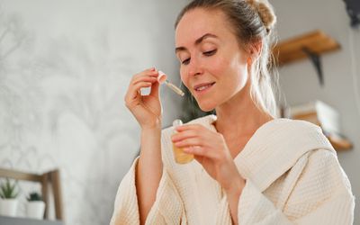 女性使用精油
