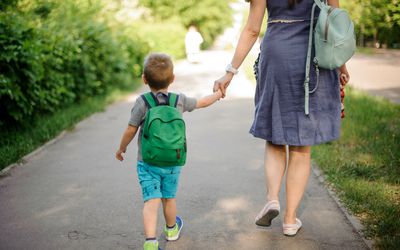 学龄前儿童和妈妈一起去上学