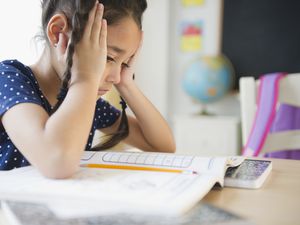 小女孩在学校受挫