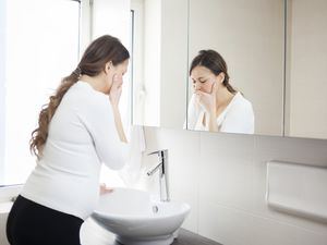 怀孕前三个月的妇女感觉不舒服