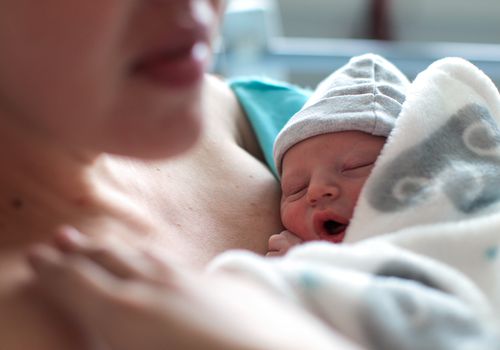 一个新生儿出生时母乳喂养婴儿。