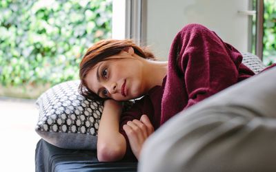 沙发上的悲伤女人