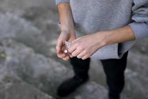 年轻人正在服用麻醉剂