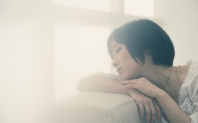 一个女人坐在沙发旁