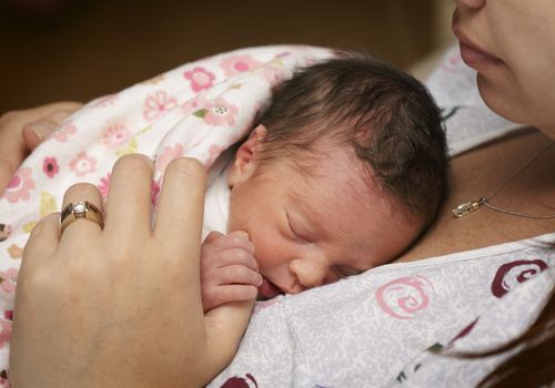 母亲把婴儿抱在胸前