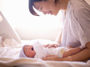 和妈妈在医院的新生儿