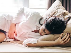女人在床上睡觉时，在床上的温暖