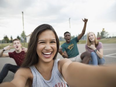 在青少年的音乐会上，玩着性感的女孩和汤姆·斯汀斯的游戏