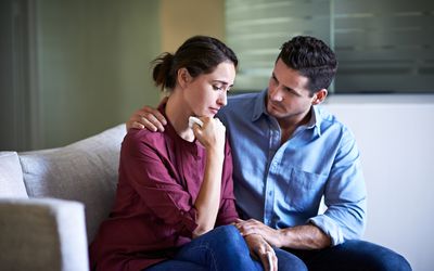 男人安慰悲伤的女人