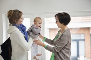 母亲把婴儿交给保姆