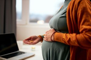 孕妇正在服用产前维生素