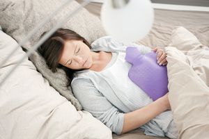 女人带着热水瓶睡觉