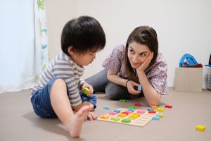 孩子玩字母积木