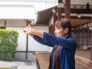年轻女子深呼吸