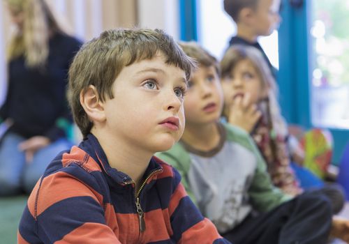 学校教室里的孩子们在听