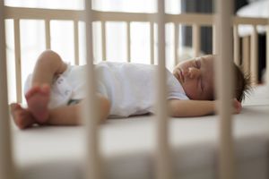 婴儿睡在婴儿床上