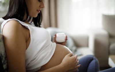 孕妇在腹部涂抹护肤霜