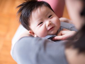 喂奶时宝宝对妈妈微笑