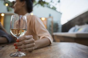 女人和她老婆喝酒