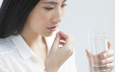 服用药片的妇女