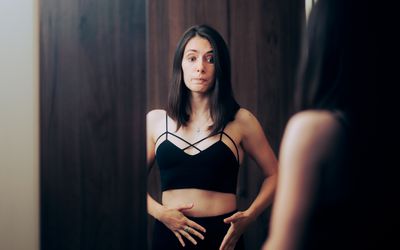 照镜子的女人摸着肚子