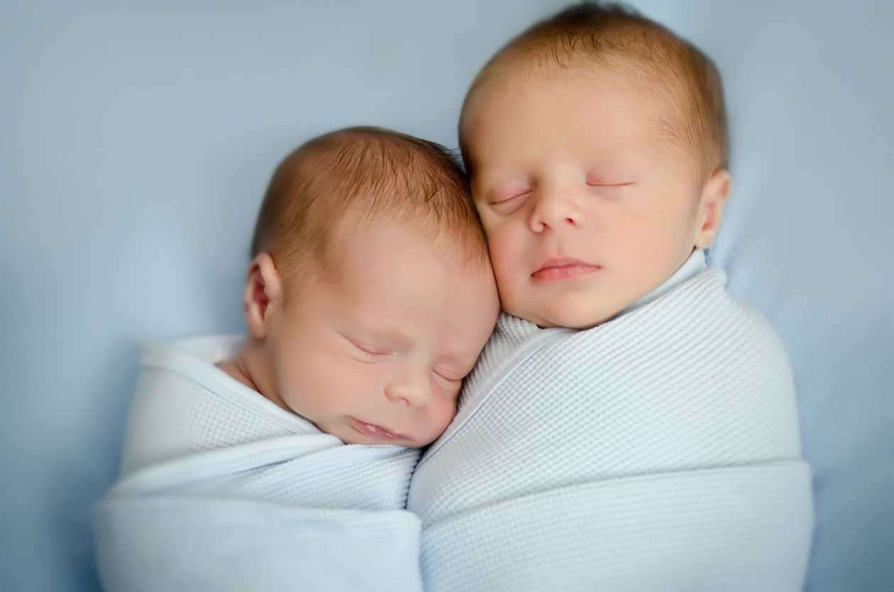 双胞胎婴儿睡觉
