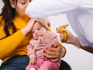 孩子耳朵被刺穿了