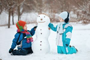 小孩的屋顶上有个雪人