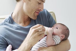 父亲给了一个婴儿的水