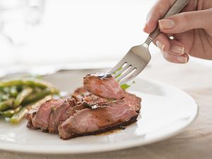母乳喂养和正确饮食。手持健康食物叉的妇女。