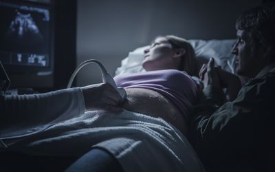 孕妇和丈夫做超声波检查