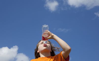 孩子喝苏打水