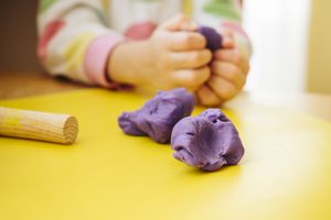 孩子在玩橡皮泥
