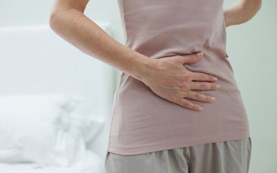 女人揉肚子疼