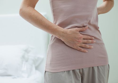 女士揉着疼痛的胃