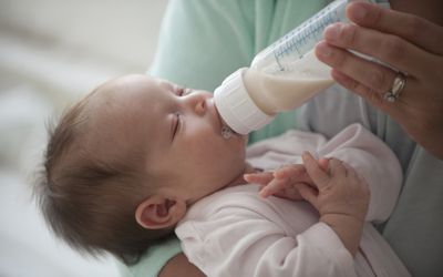 克里斯蒂娜，西班牙，母乳喂养的婴儿生了一个婴儿