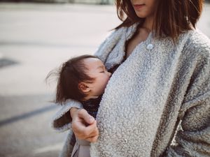 杨医生在婴儿的婴儿身上给她妈妈