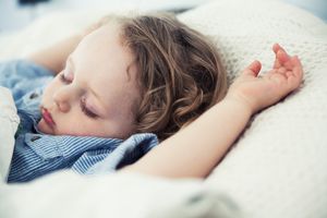 睡觉的男性幼儿，手臂放在枕头上
