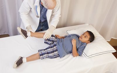 男孩接受腿部检查