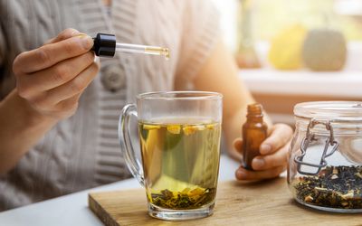 女人往茶里滴CBD油