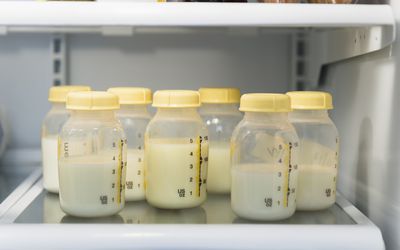 存放在冰箱里的已表达的母乳