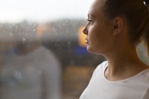 深思熟虑的女人看着窗外