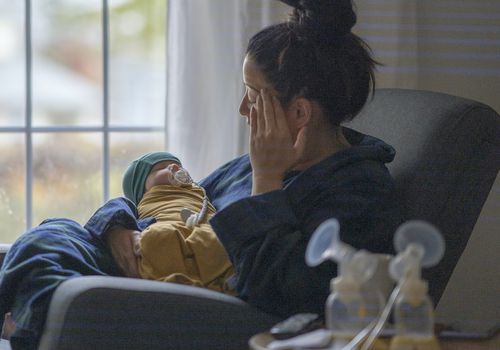 母亲的婴儿在婴儿的怀抱中